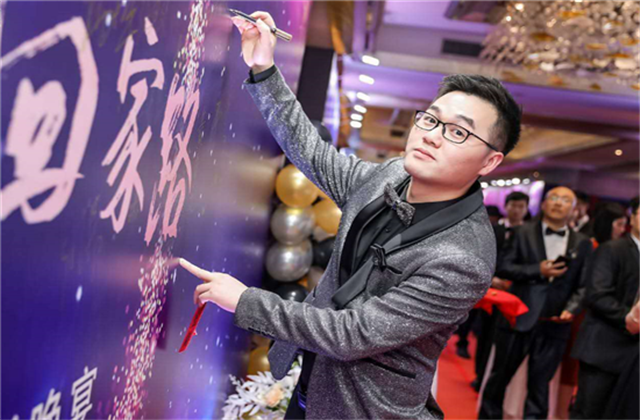 【高光“疫”事】勇敢逆行的特殊“网约车”——人生就是博·尊龙z690后，用信念打通生命运输线